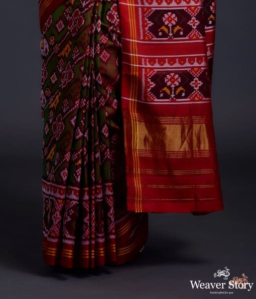 Pure_silk_Gujarat_Patola_saree_in_Green_and_red_dual__and_animal_motifs_woven_diagonally_WeaverStory_04