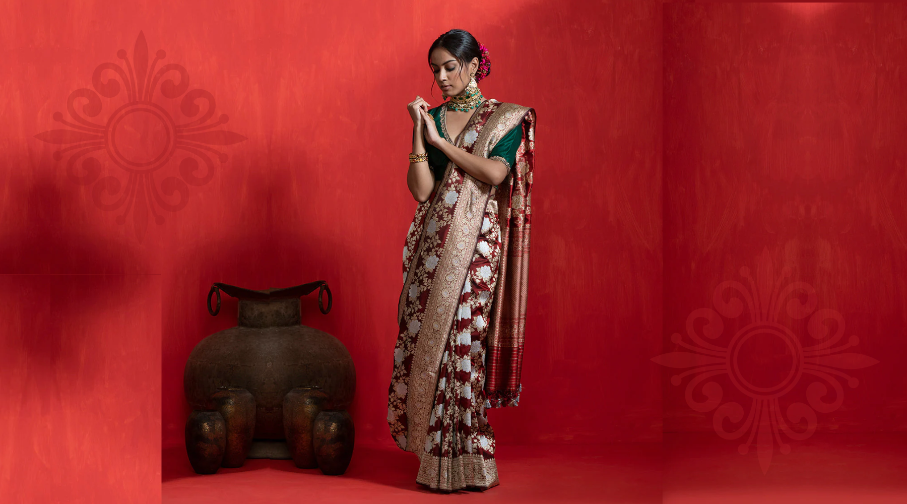 The_Art_of_Mix_and_Match:_Pairing_Banarasi_Sarees_with_Contrasting_Blouses_and_Accessories_WeaverStory