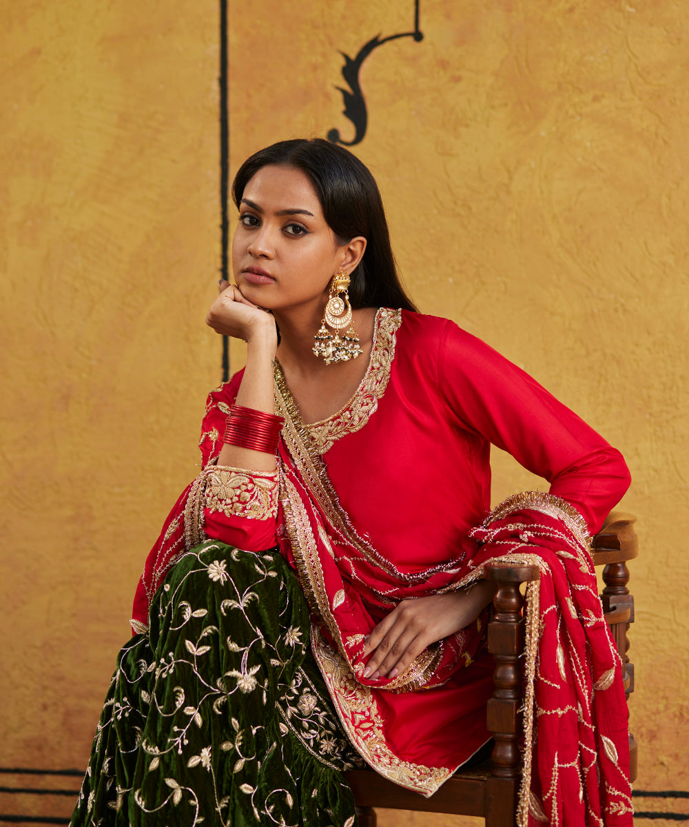 Green_Velvet_Zardozi_Embroidery_Gararah_With_Red_Kurti_And_Red_Heavy_Embroidery_Chiffon_Dupatta_WeaverStory_02