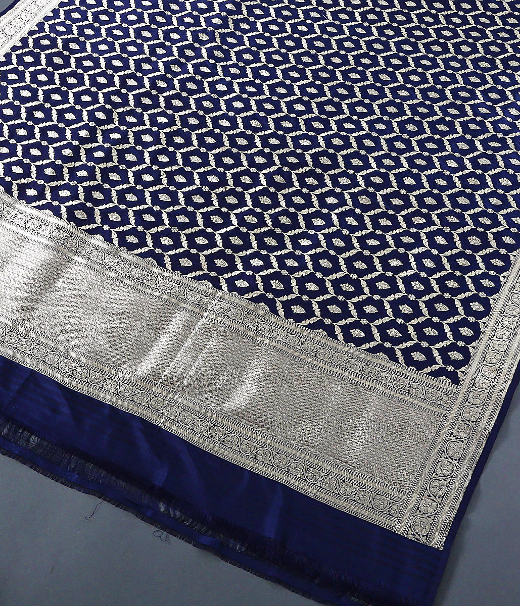 Handloom_Navy_Blue_Silk_Jangla_Dupatta_WeaverStory_03