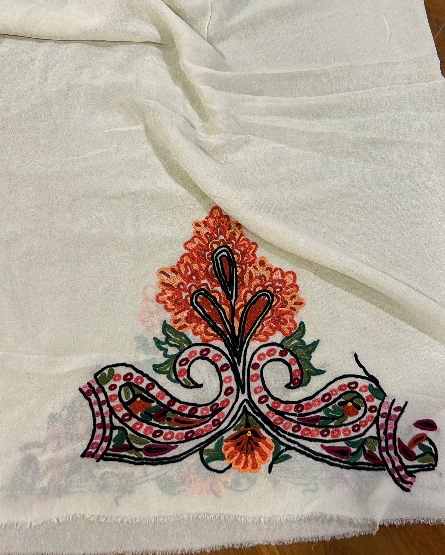 Offwhite Handloom Pure Georgette Aari Hand Embroidery Kashmiri Saree With Heavy Palla