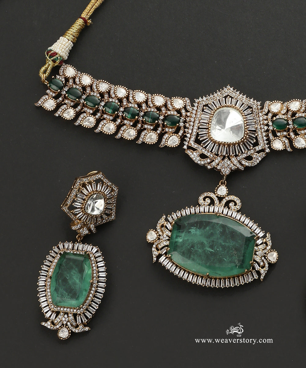 Ati_Handcrafted_Necklace_Set_With_Green_Semi_Precious_Stones_WeaverStory_03