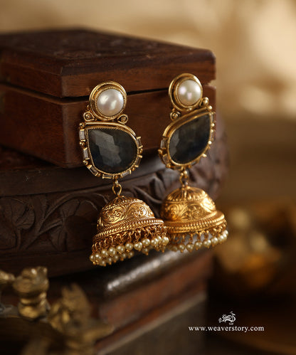 Arya_Handcrafted_Jhumka_With_Green_Semi_Precious_Stones_WeaverStory_01