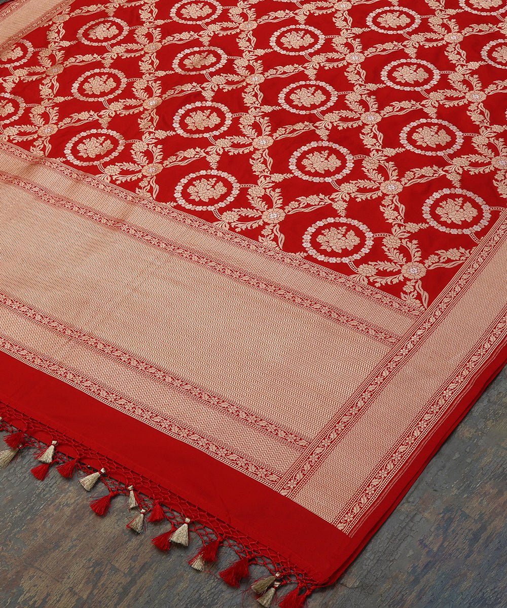 Handloom_Red_Pure_Katan_Silk_Cutwork_Banarasi_Dupatta_With_Gold_And_Silver_Jaal_WeaverStory_03