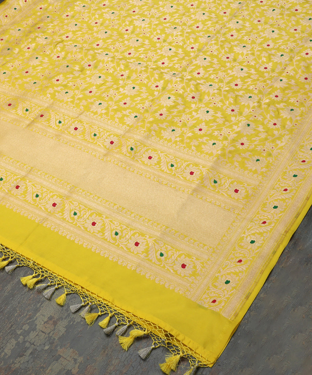 Lemon_Yellow_Handloom_Pure_Katan_Silk_Cutwork_Banarasi_Dupatta_With_Meenadar_Jaal_WeaverStory_03