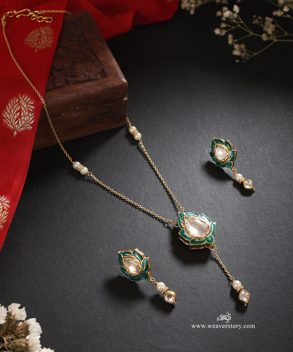 Nimrit_Handcrafted_Silver_Pendant_Set_With_Meenakari_Jadau_Work_WeaverStory_01