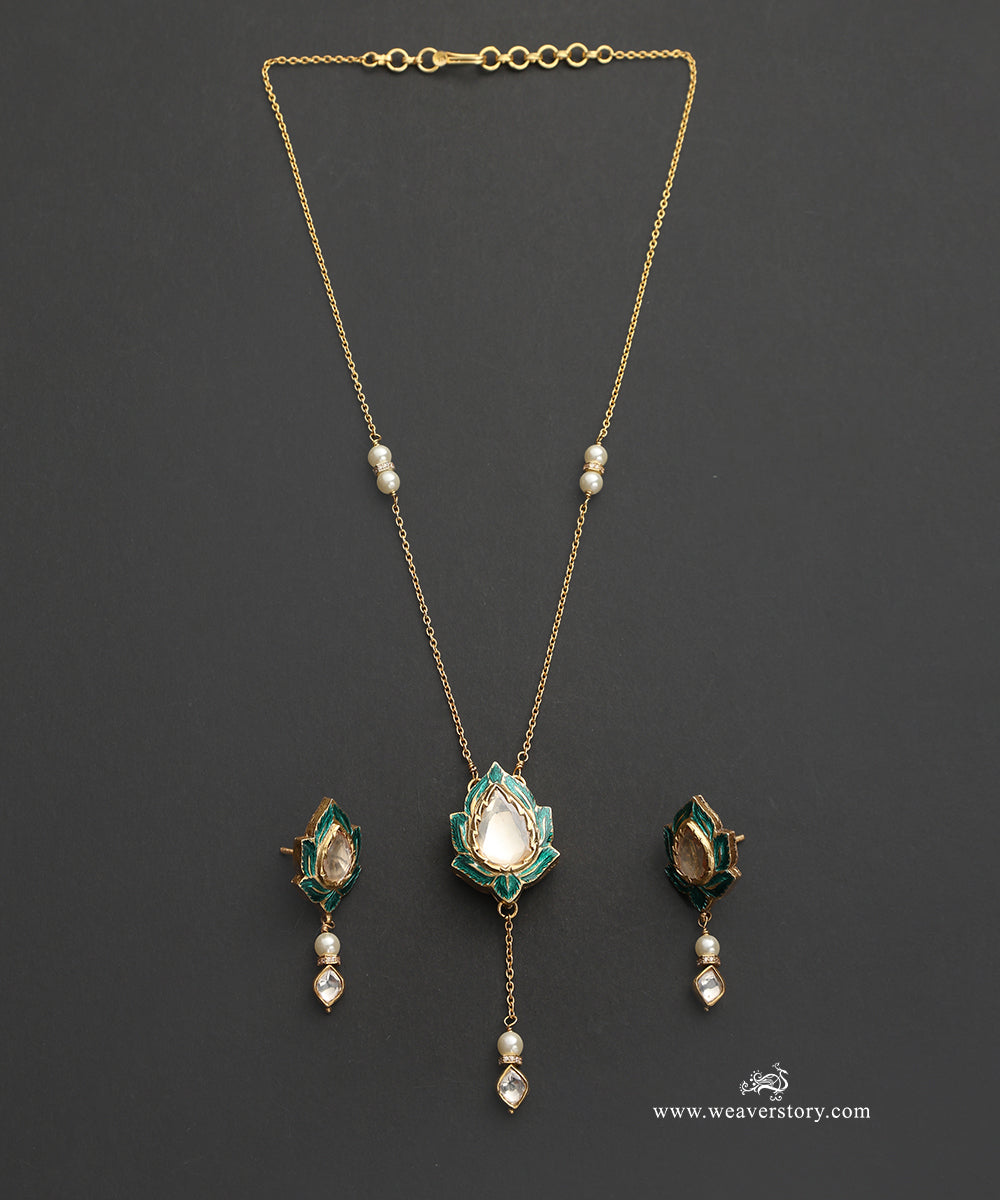 Nimrit_Handcrafted_Silver_Pendant_Set_With_Meenakari_Jadau_Work_WeaverStory_02