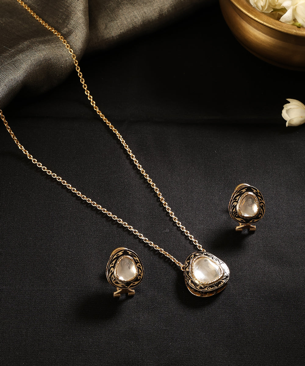 Siyahi_Black_Meenakari_Kundan_Pendant_Set_WeaverStory_01