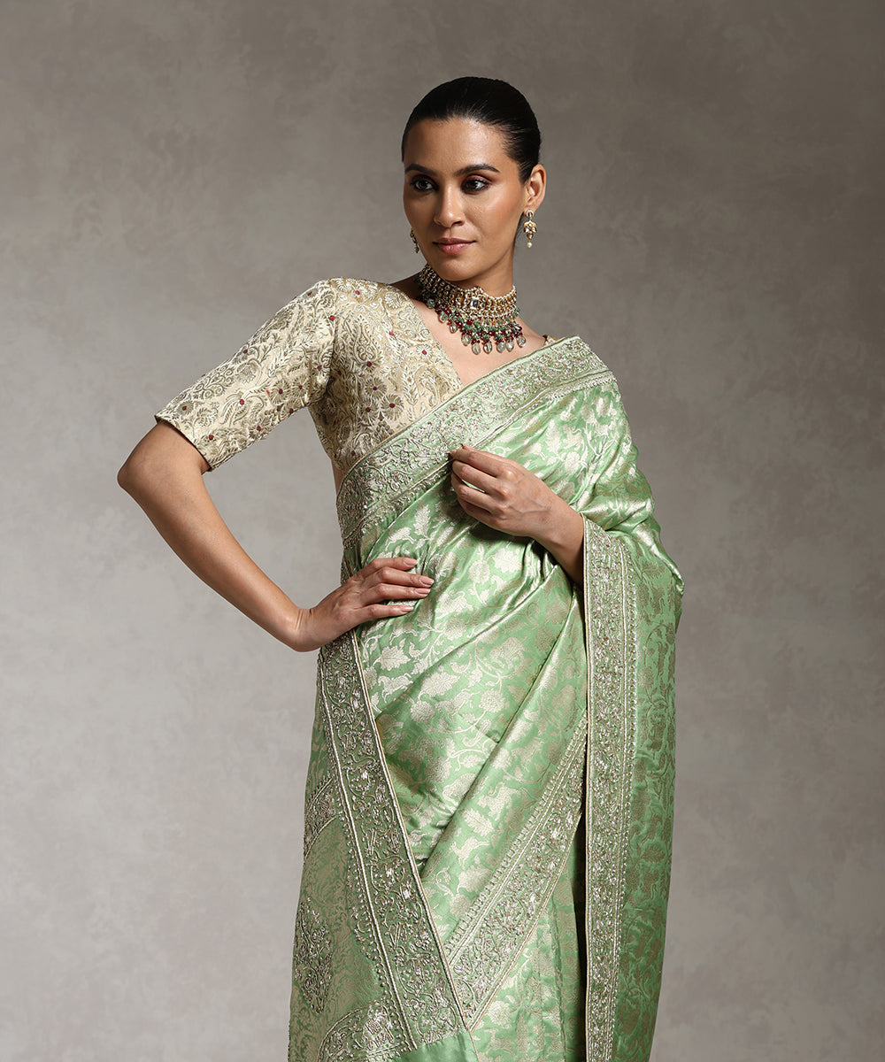 Handloom_Pastel_Green_Shikargah_Pure_Katan_Silk_Banarasi_Saree_With_Embroidery_On_Borders_WeaverStory_02