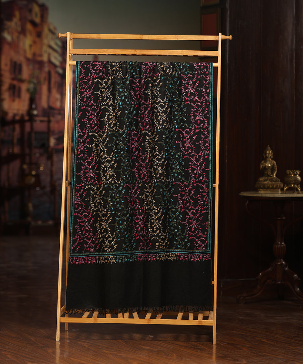 Black_Handwoven_Pure_Pashmina_Shawl_With_Sozni_Kari_Embroidery_WeaverStory_01