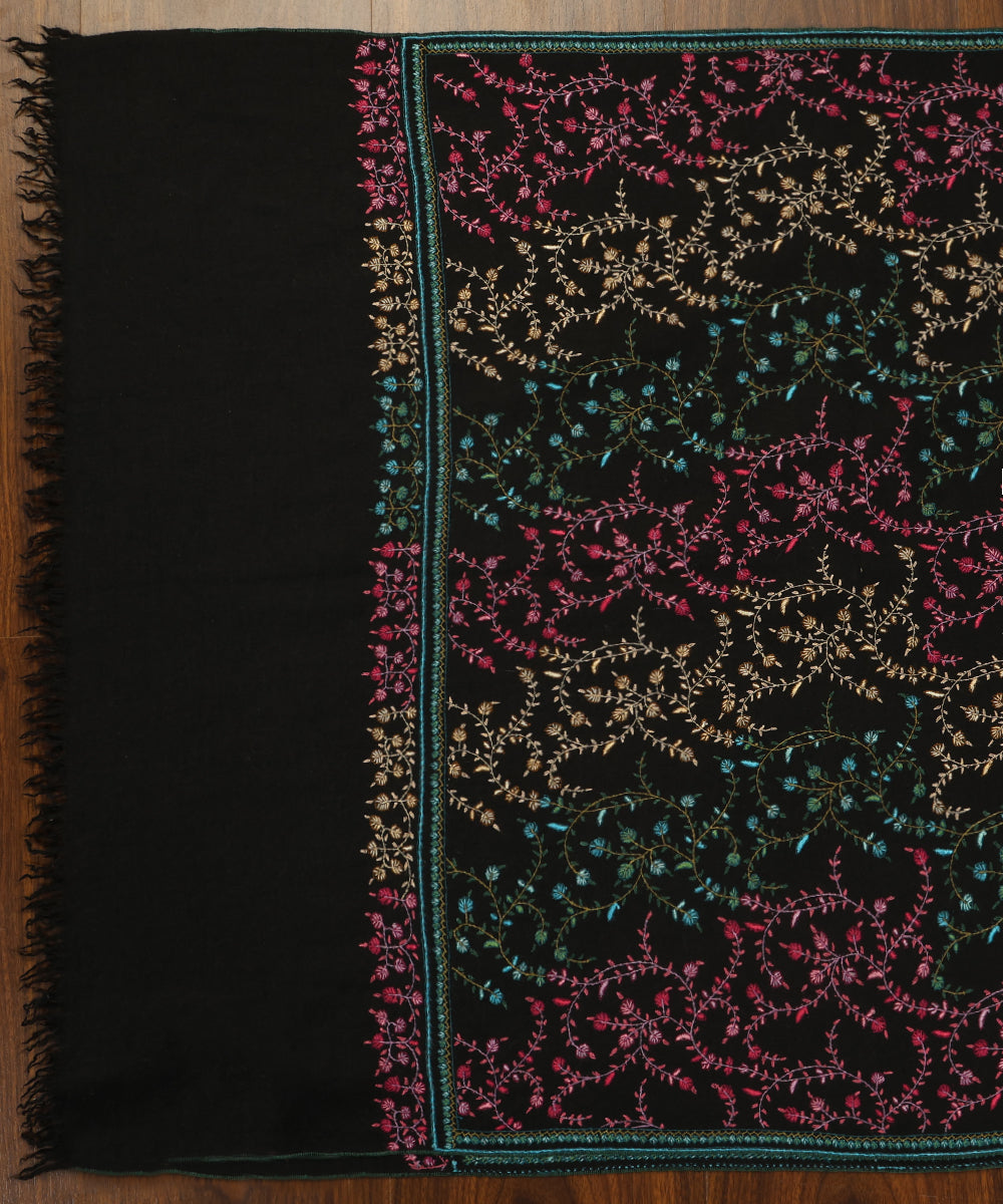 Black_Handwoven_Pure_Pashmina_Shawl_With_Sozni_Kari_Embroidery_WeaverStory_02