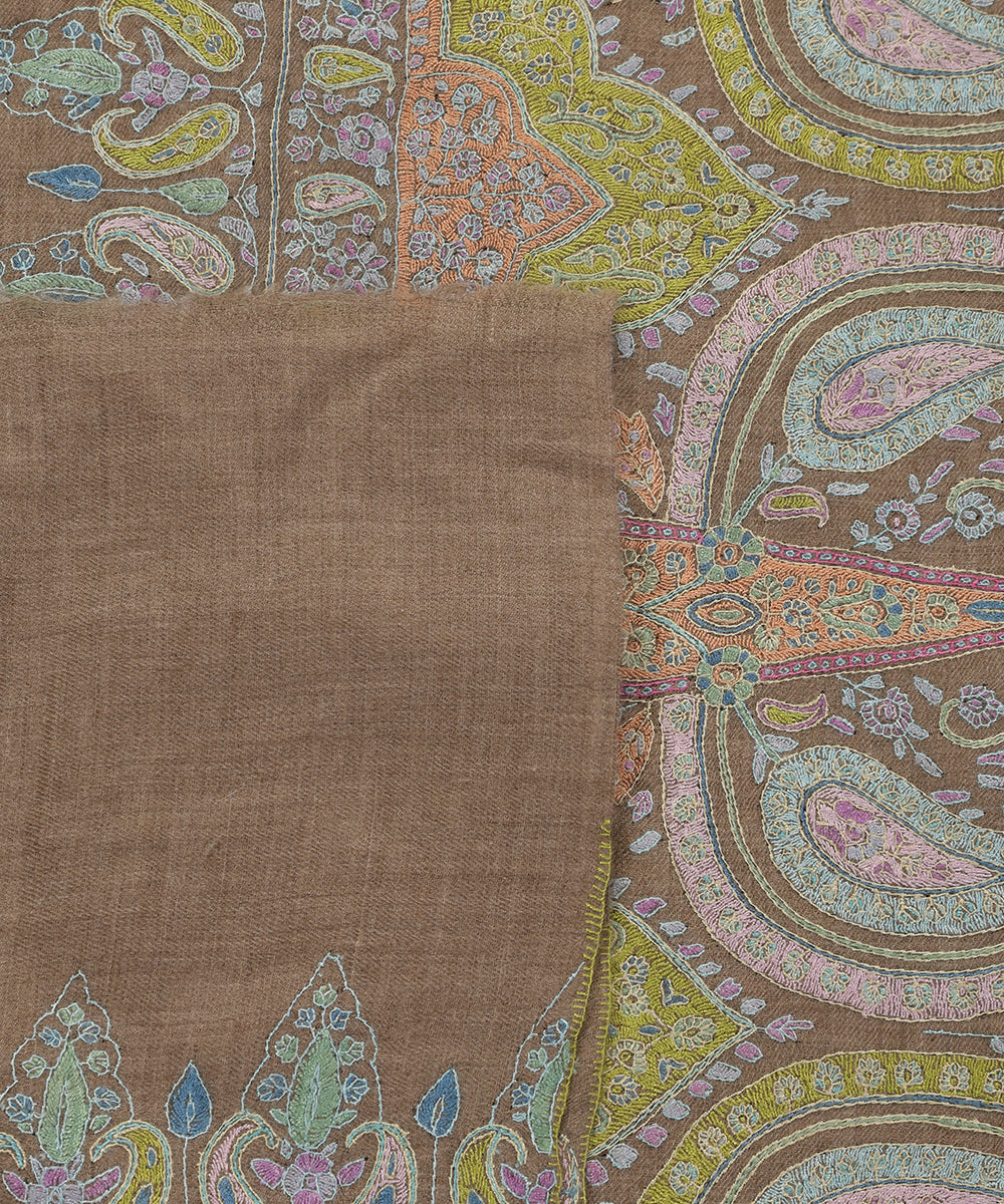 Natural_Beige_Handwoven_Pure_Pashmina_Shawl_With_Sozni_Kari_Embroidery_WeaverStory_04