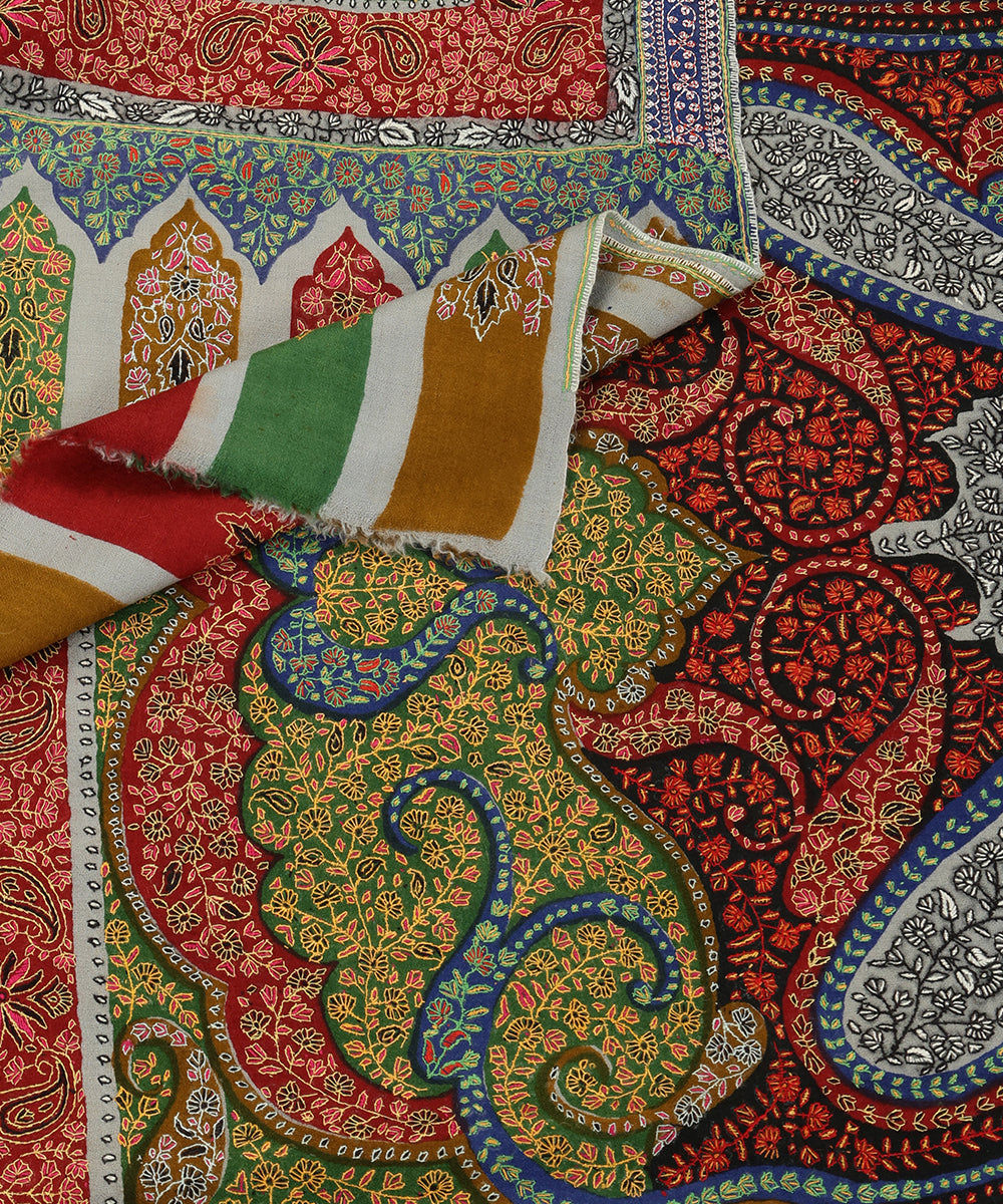 Natural_Beige_Handwoven_Kalamkari_Pure_Pashmina_Shawl_With_Sozni_Kari_Embroidery_WeaverStory_04