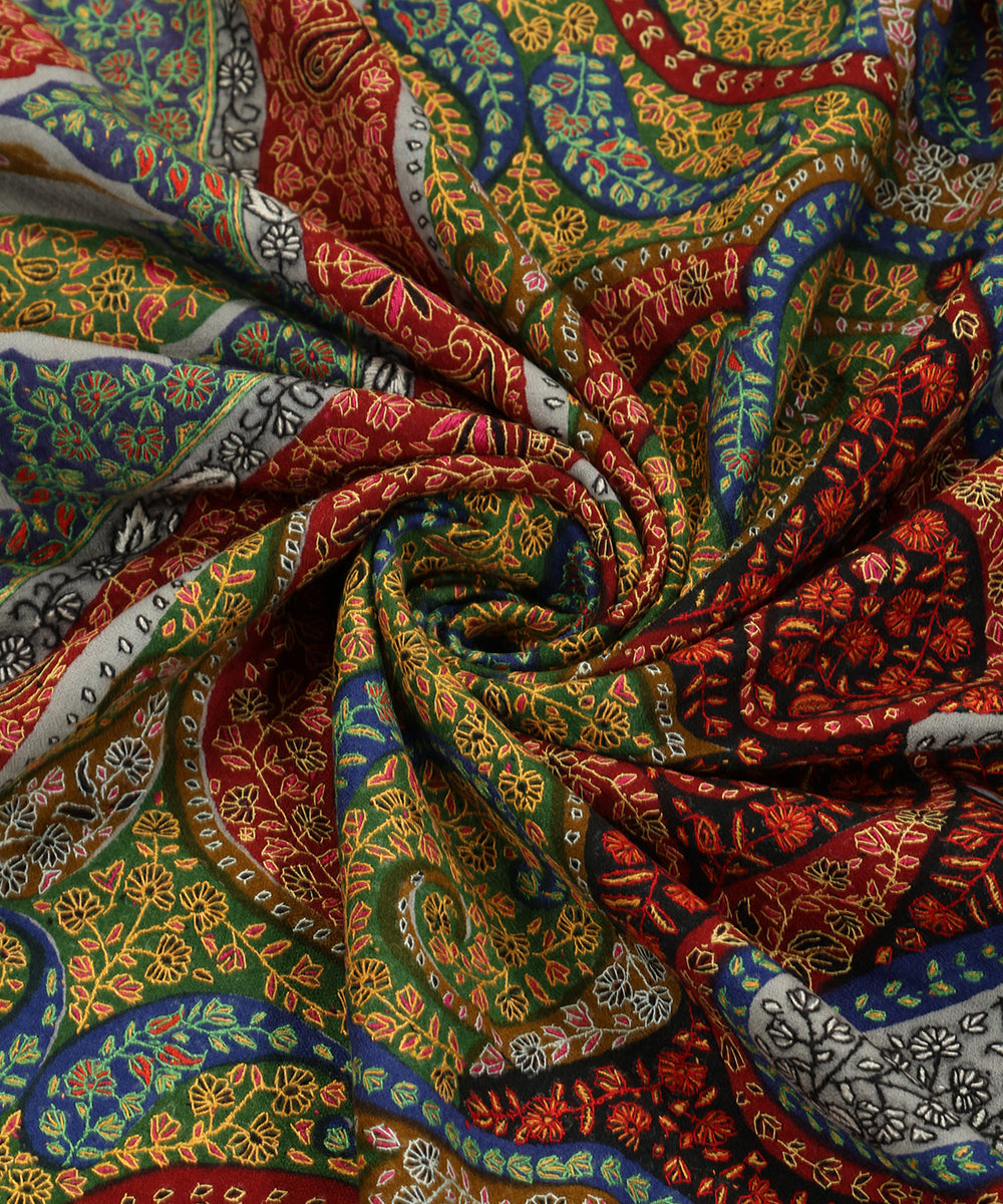Natural_Beige_Handwoven_Kalamkari_Pure_Pashmina_Shawl_With_Sozni_Kari_Embroidery_WeaverStory_05