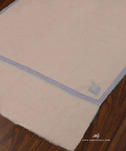 Beige_Handwoven_Pure_Pashmina_Stole_With_Blue_Soznikari_Border_WeaverStory_03