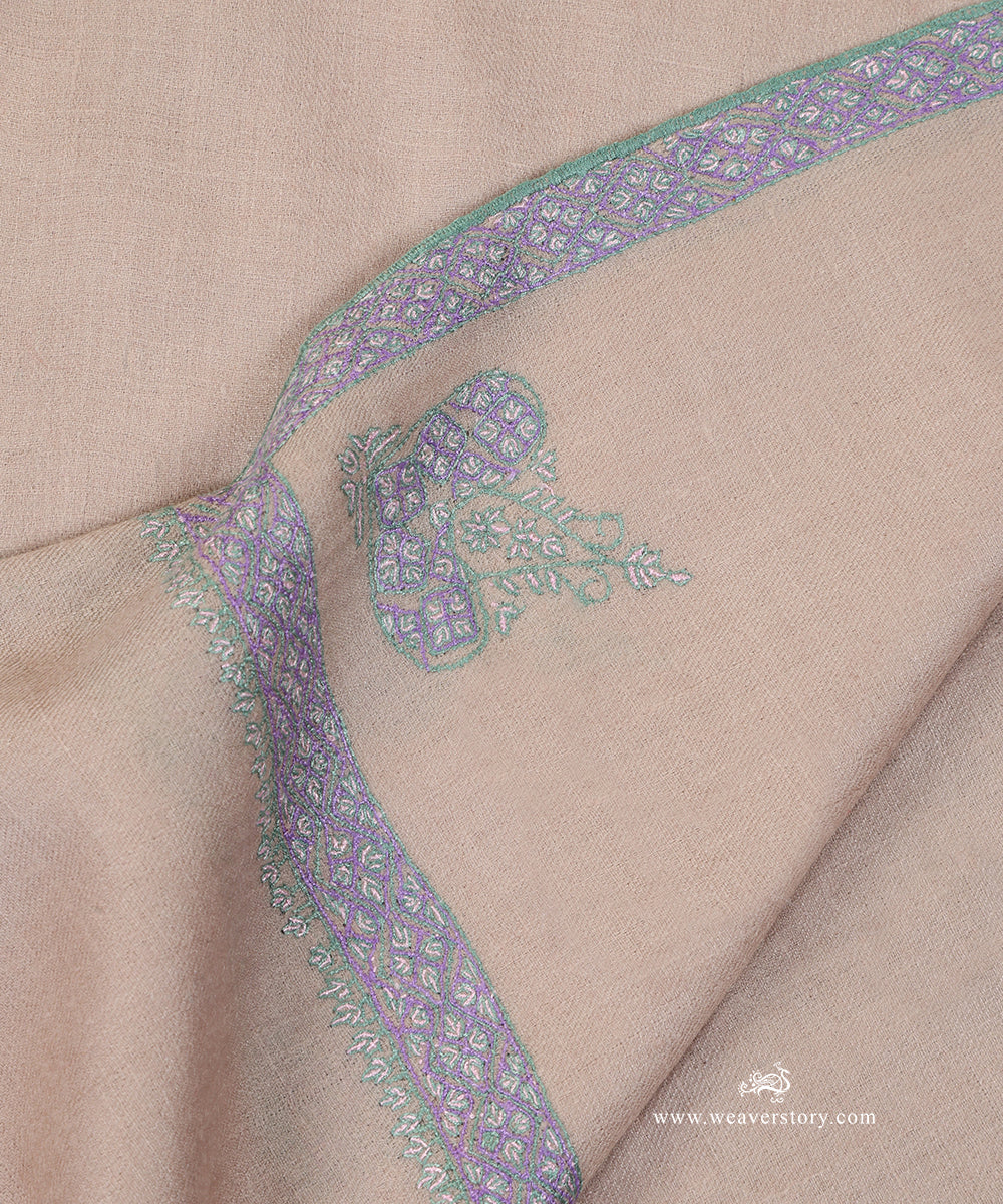 Beige_Handwoven_Pure_Pashmina_Stole_With_Blue_Soznikari_Border_WeaverStory_04