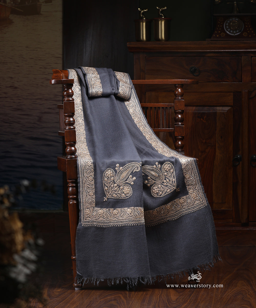 Grey_Handwoven_Pure_Pashmina_Stole_With_Soznikari_Zari_Border_WeaverStory_01