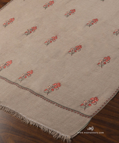 Natural_Beige_Color_Handwoven_Pure_Pashmina_Shawl_With_Floral_Soznikari_Booti_WeaverStory_03