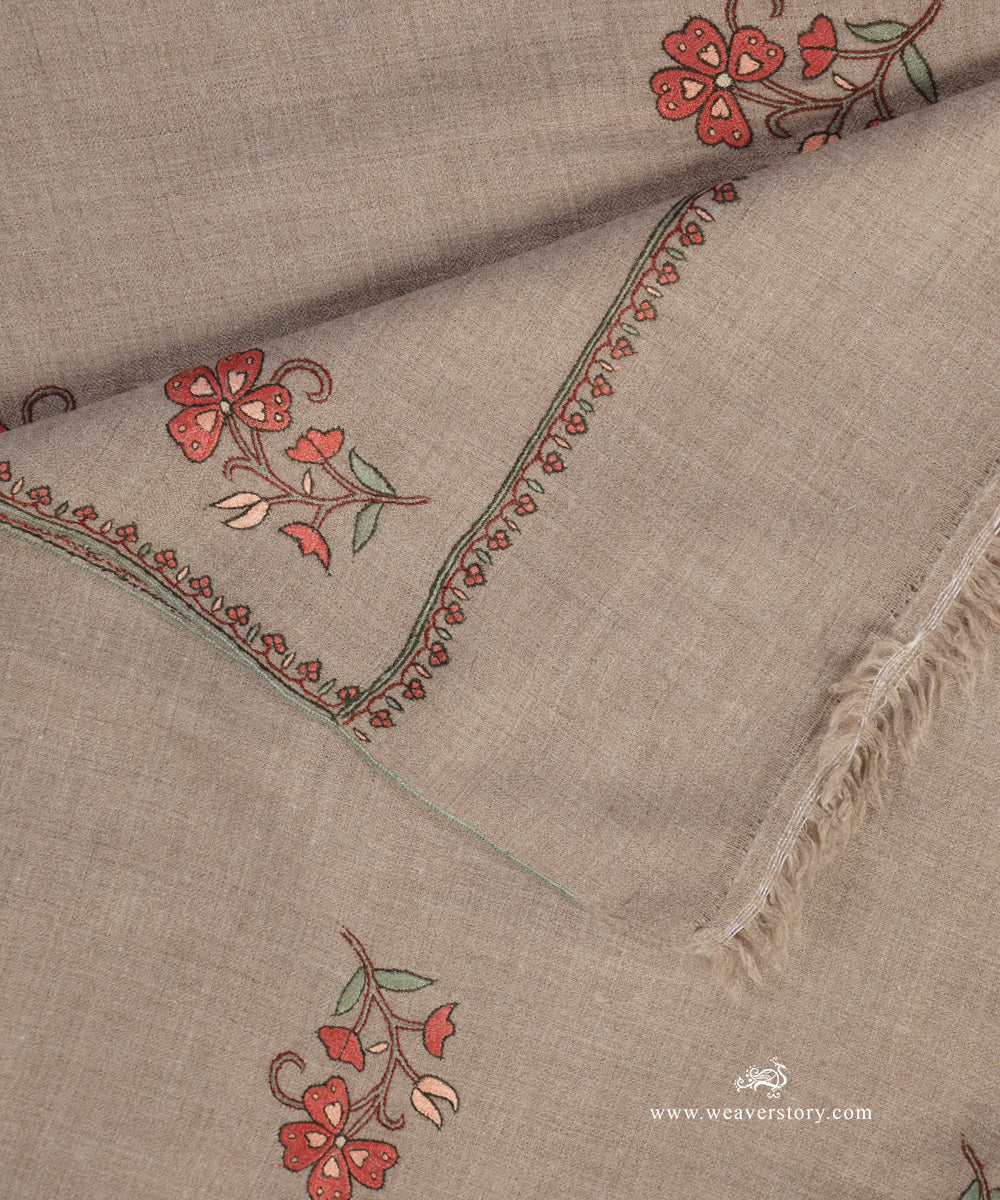 Natural_Beige_Color_Handwoven_Pure_Pashmina_Shawl_With_Floral_Soznikari_Booti_WeaverStory_04