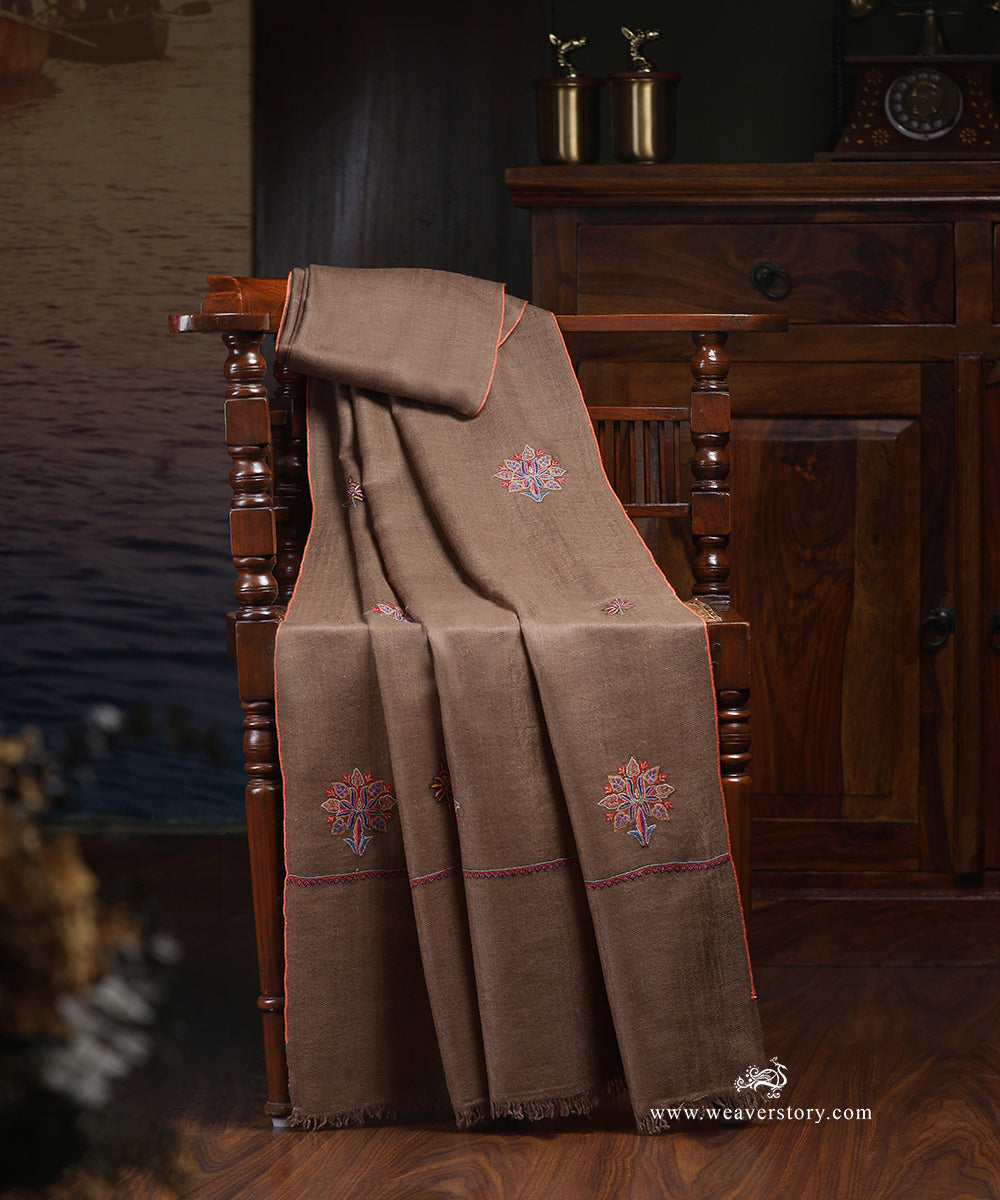 Natural_Brown_Handwoven_Pure_Pashmina_Shawl_With_Soznikari_Boota_WeaverStory_01