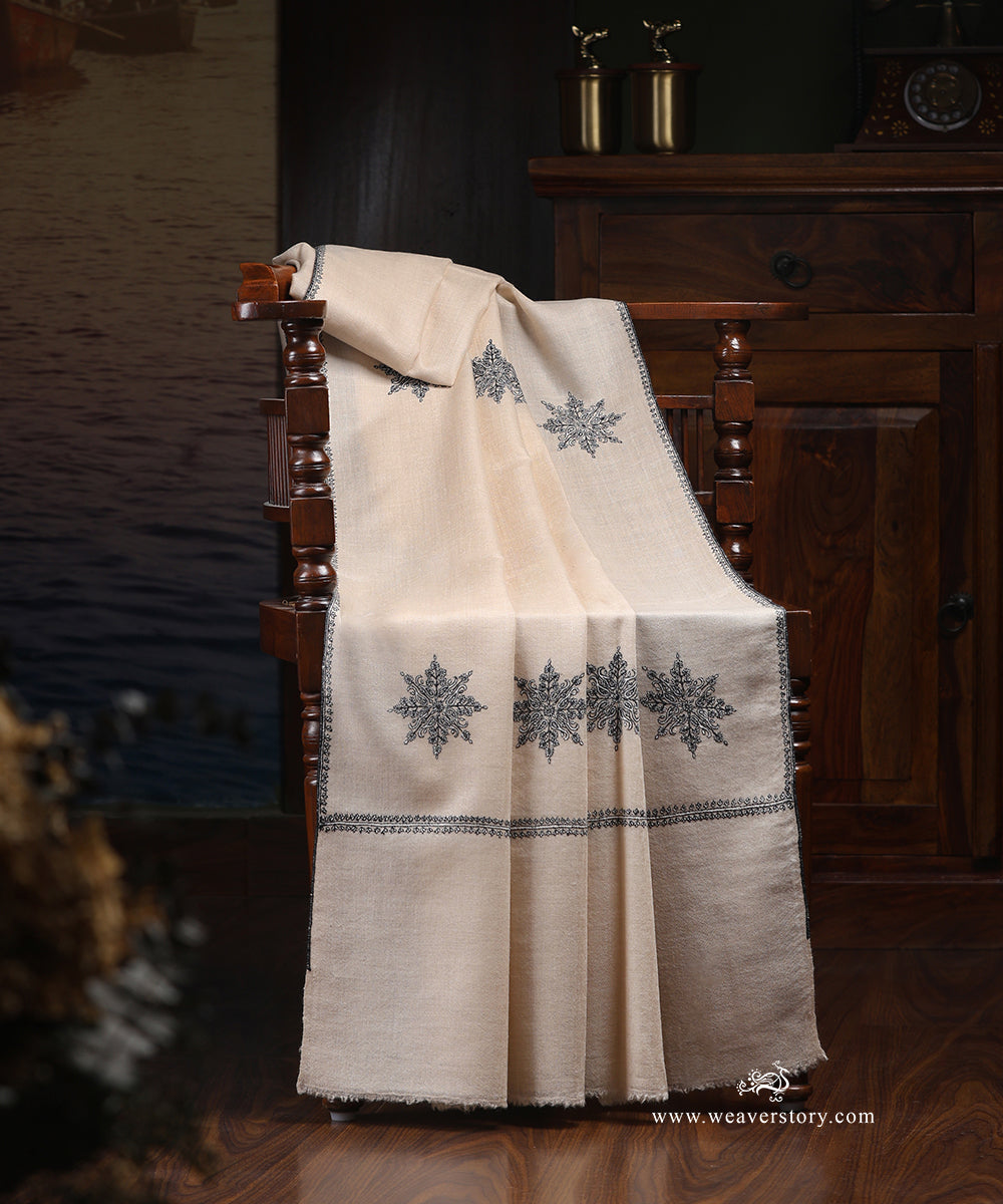 White_Handwoven_Pure_Pashmina_Shawl_With_Soznikari_Boota_WeaverStory_01