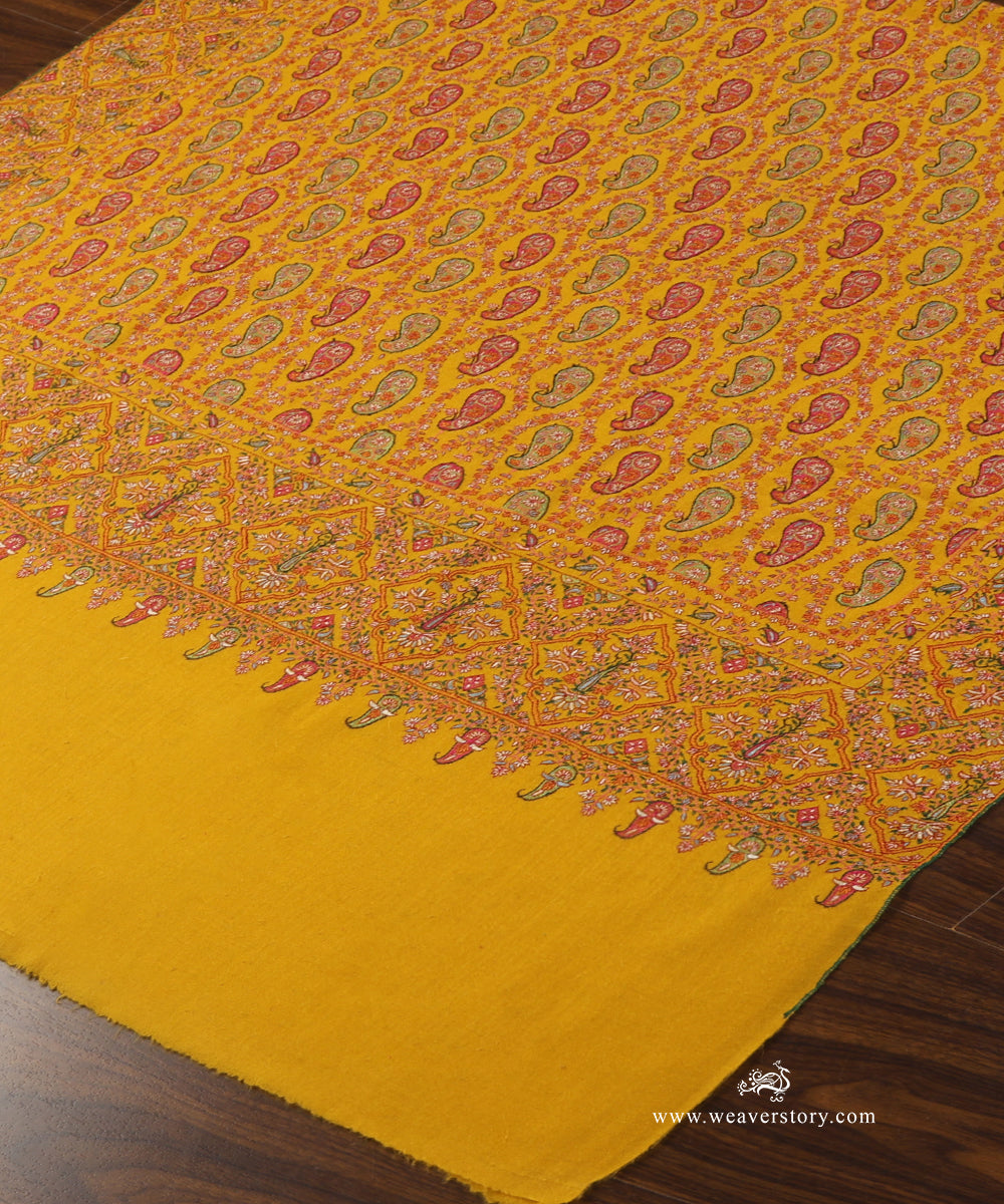 Handwoven_Mustard_Jamawar_Pure_Pashmina_Shawl_With_Soznikari_Jaal_WeaverStory_03