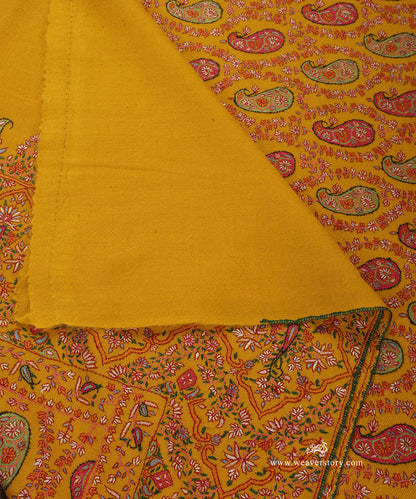 Handwoven_Mustard_Jamawar_Pure_Pashmina_Shawl_With_Soznikari_Jaal_WeaverStory_04