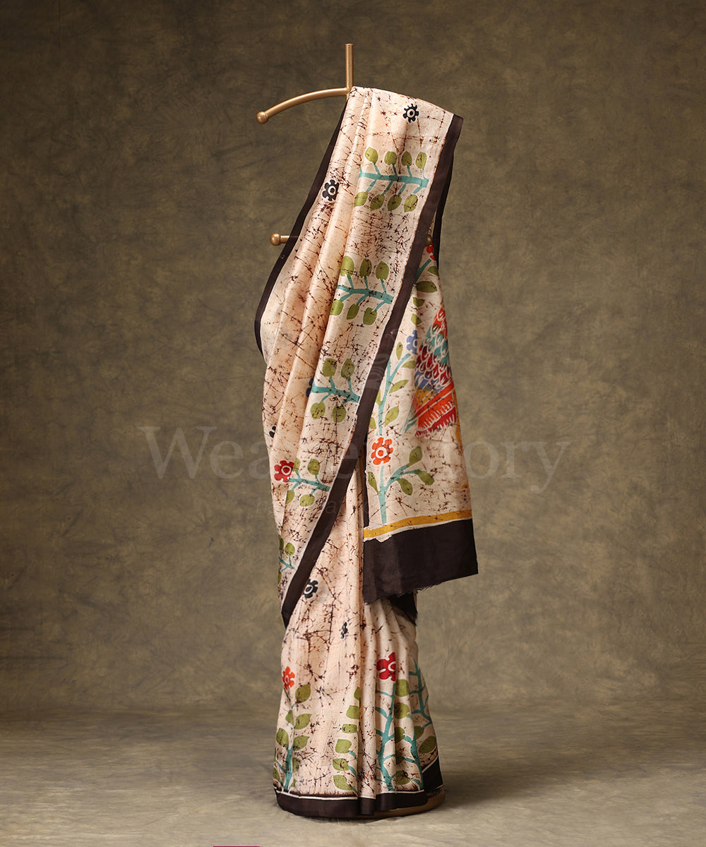 Handloom_Offwhite_And_Multicolor_Hand_Batik_Mulberry_Silk_Saree_With_Brids_On_Pallu_WeaverStory_01