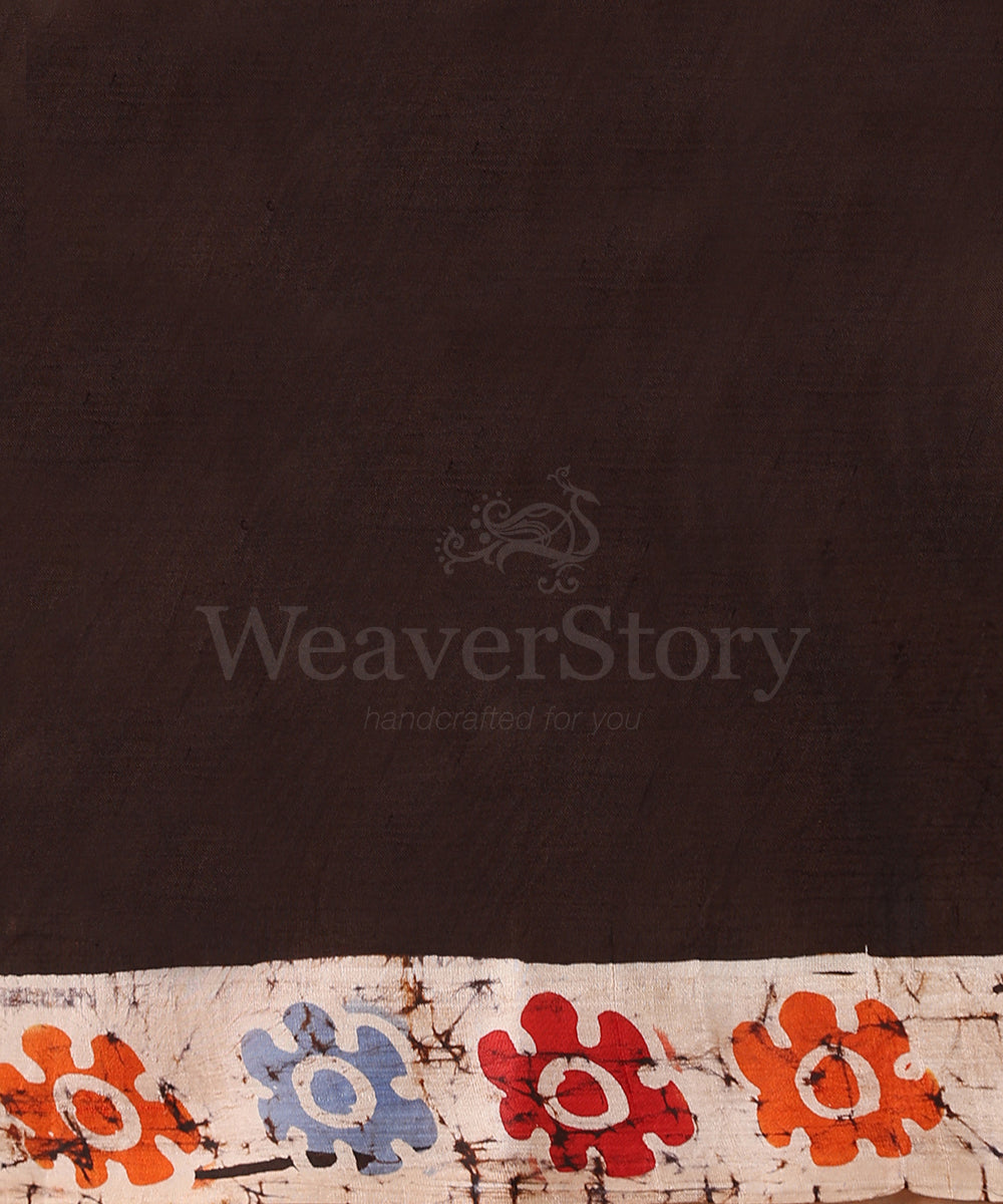 Handloom_Offwhite_And_Multicolor_Hand_Batik_Mulberry_Silk_Saree_With_Brids_On_Pallu_WeaverStory_05