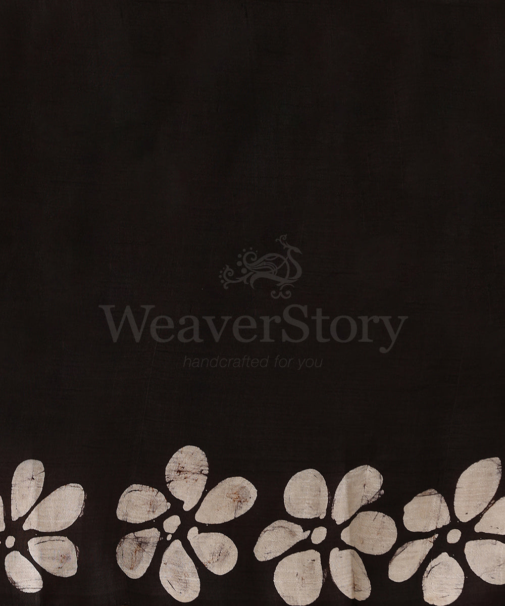 Black_And_White_Handloom_Hand_Batik_Mulberry_Silk_Saree_WeaverStory_05