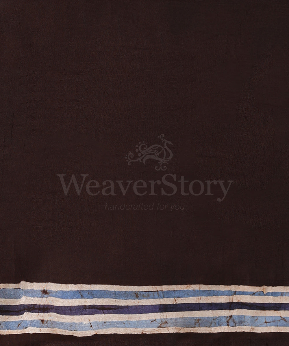 Offwhite_Handloom_Hand_Batik_Mulberry_Silk_Saree_With_Blue_Striped_Border_WeaverStory_06