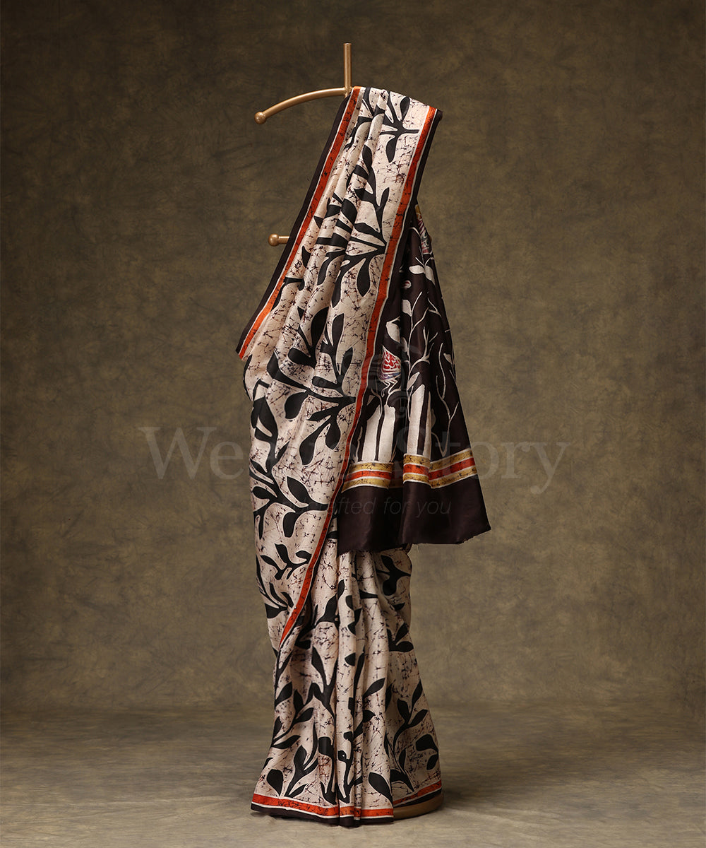 Handloom_Black_And_Offwhite_Hand_Batik_Mulberry_Silk_Saree_With_Small_Brids_On_Pallu_WeaverStory_01