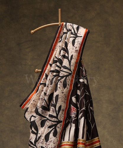 Handloom_Black_And_Offwhite_Hand_Batik_Mulberry_Silk_Saree_With_Small_Brids_On_Pallu_WeaverStory_02