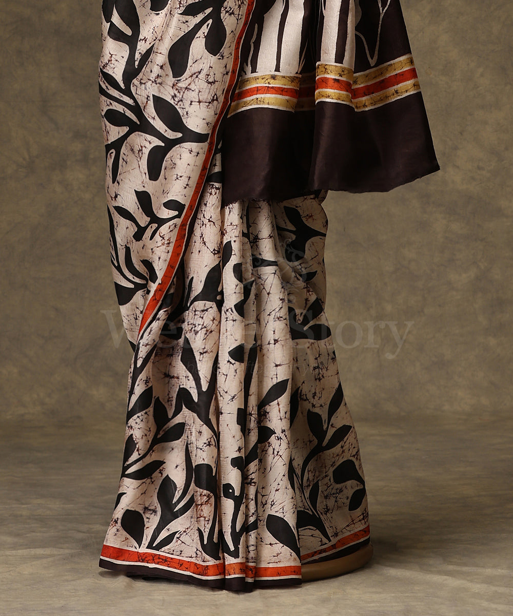 Handloom_Black_And_Offwhite_Hand_Batik_Mulberry_Silk_Saree_With_Small_Brids_On_Pallu_WeaverStory_03