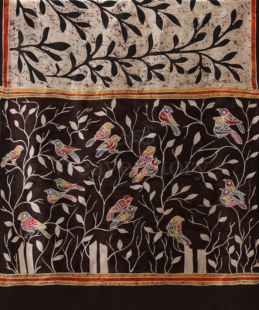 Handloom_Black_And_Offwhite_Hand_Batik_Mulberry_Silk_Saree_With_Small_Brids_On_Pallu_WeaverStory_05