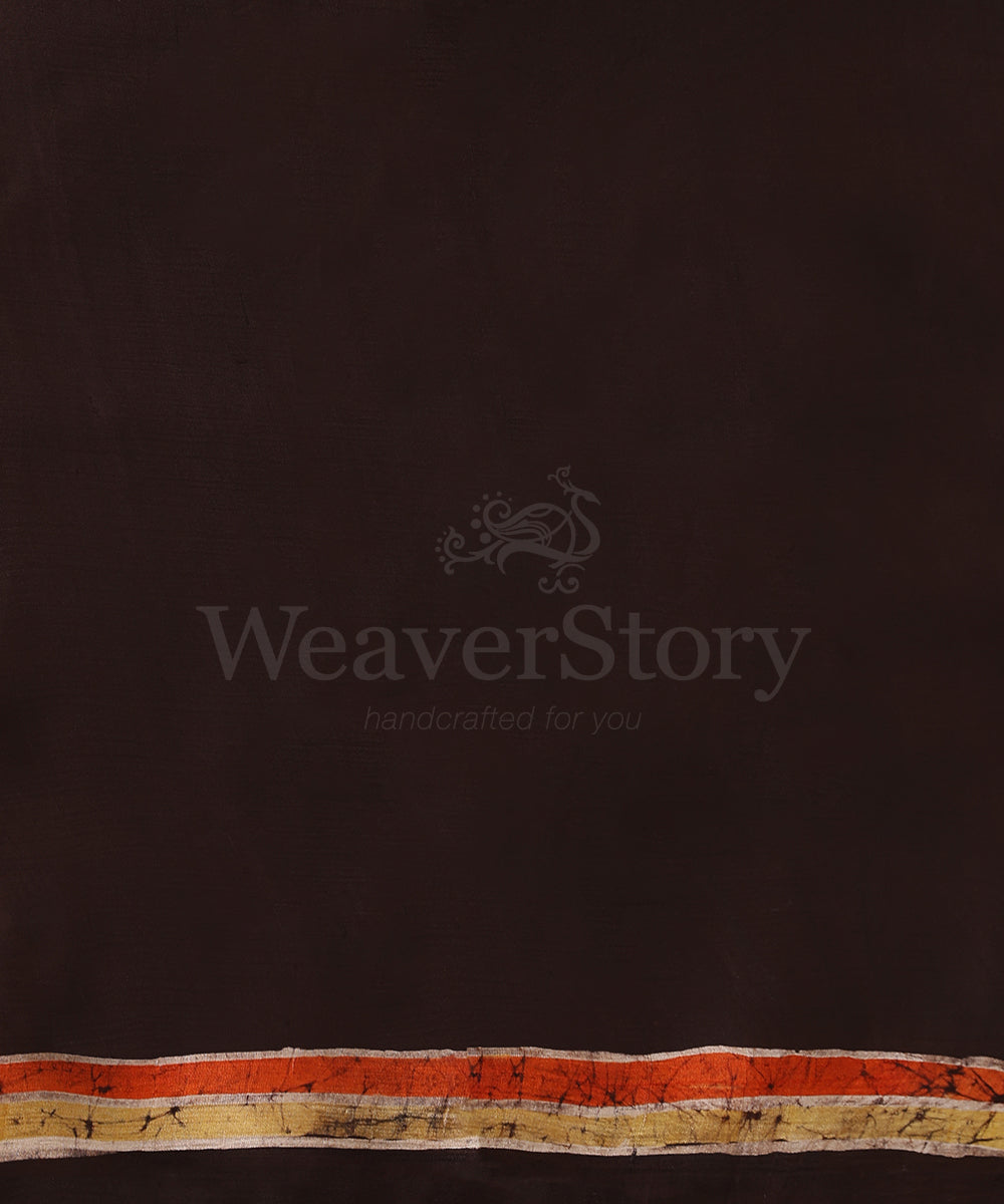 Handloom_Black_And_Offwhite_Hand_Batik_Mulberry_Silk_Saree_With_Small_Brids_On_Pallu_WeaverStory_06