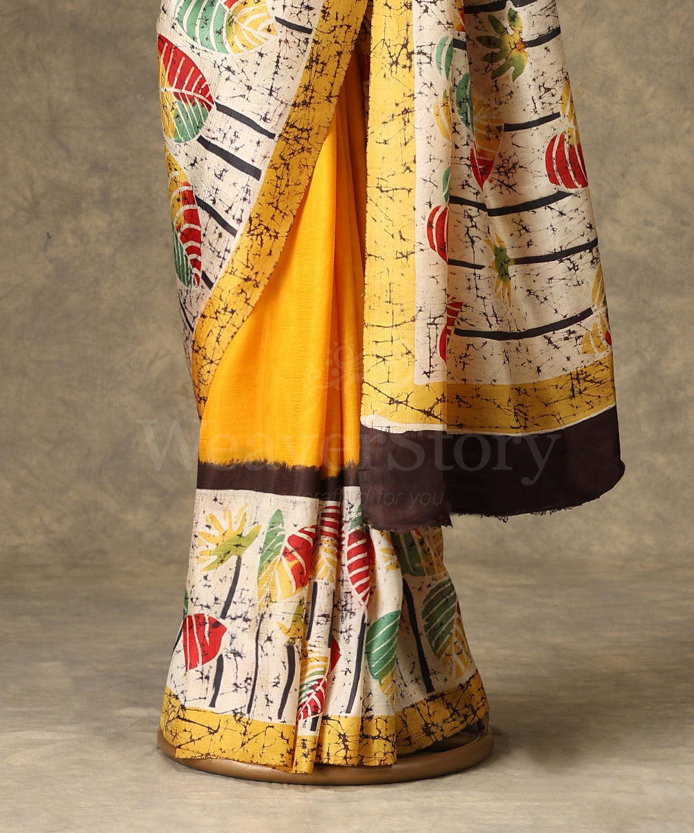 Handloom_Yellow_And_Offwhite_Hand_Batik_Mulberry_Silk_Saree_With_Leaf_Motifs_WeaverStory_03