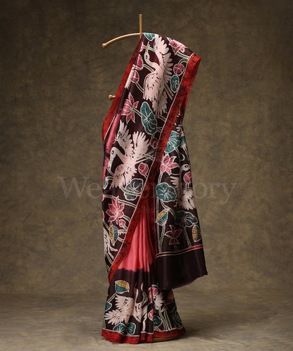 Handloom_Black_And_Peach_Hand_Batik_Mulberry_Silk_Saree_With_Swan_And_Lotus_Motif_On_Border_WeaverStory_01