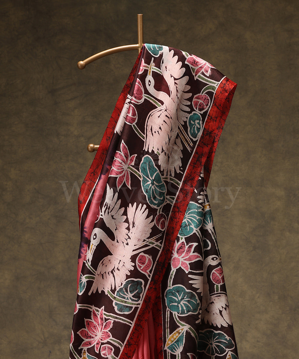 Handloom_Black_And_Peach_Hand_Batik_Mulberry_Silk_Saree_With_Swan_And_Lotus_Motif_On_Border_WeaverStory_02