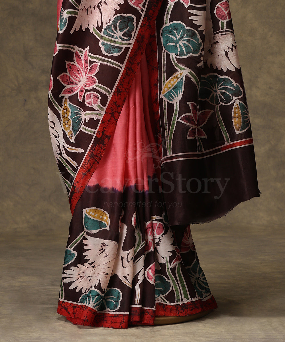 Handloom_Black_And_Peach_Hand_Batik_Mulberry_Silk_Saree_With_Swan_And_Lotus_Motif_On_Border_WeaverStory_03