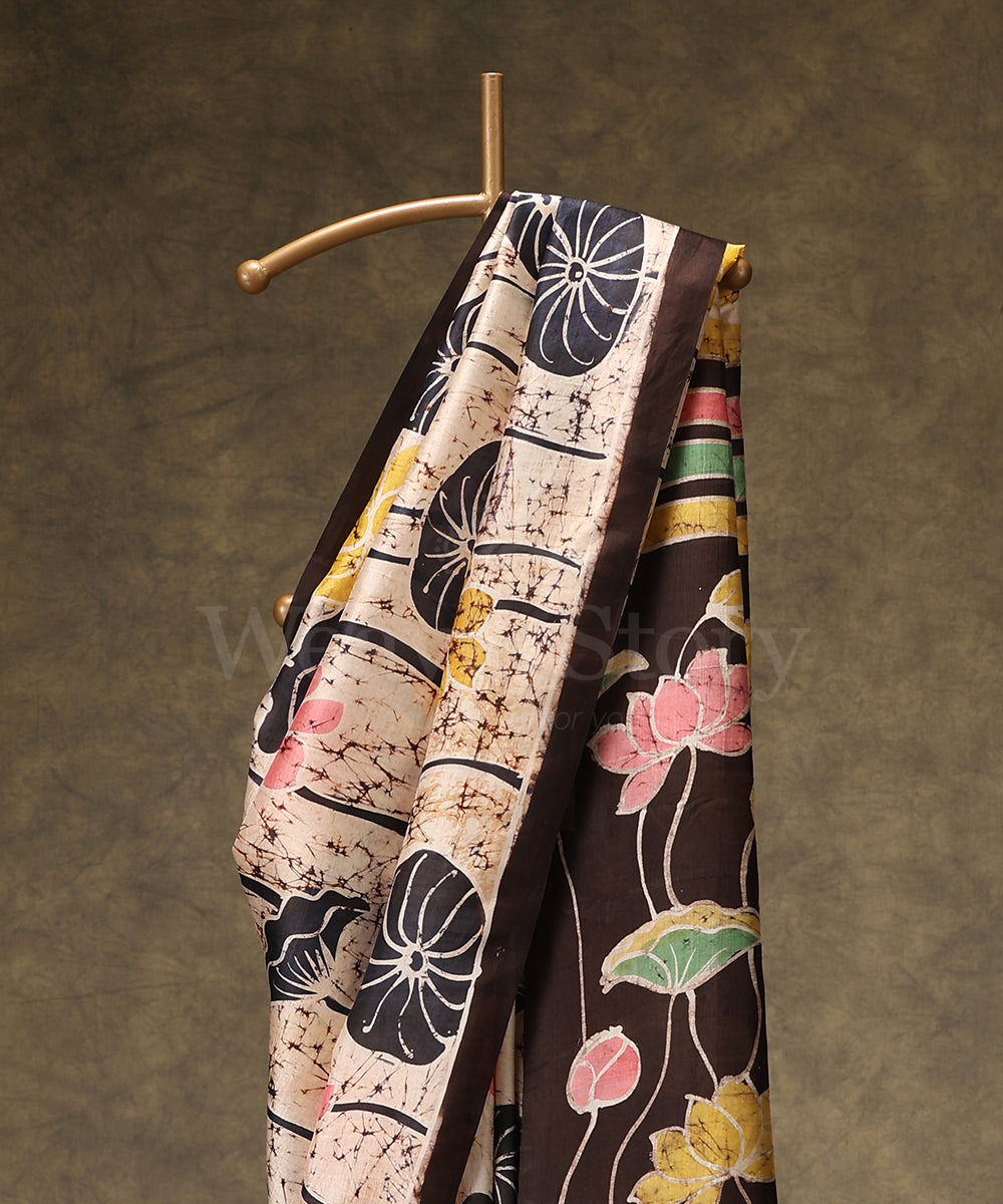 Handloom_Black_And_Offwhite_Hand_Batik_Mulberry_Silk_Saree_With_Lotus_Motifs_On_Allover_Saree_WeaverStory_02