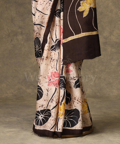 Handloom_Black_And_Offwhite_Hand_Batik_Mulberry_Silk_Saree_With_Lotus_Motifs_On_Allover_Saree_WeaverStory_03