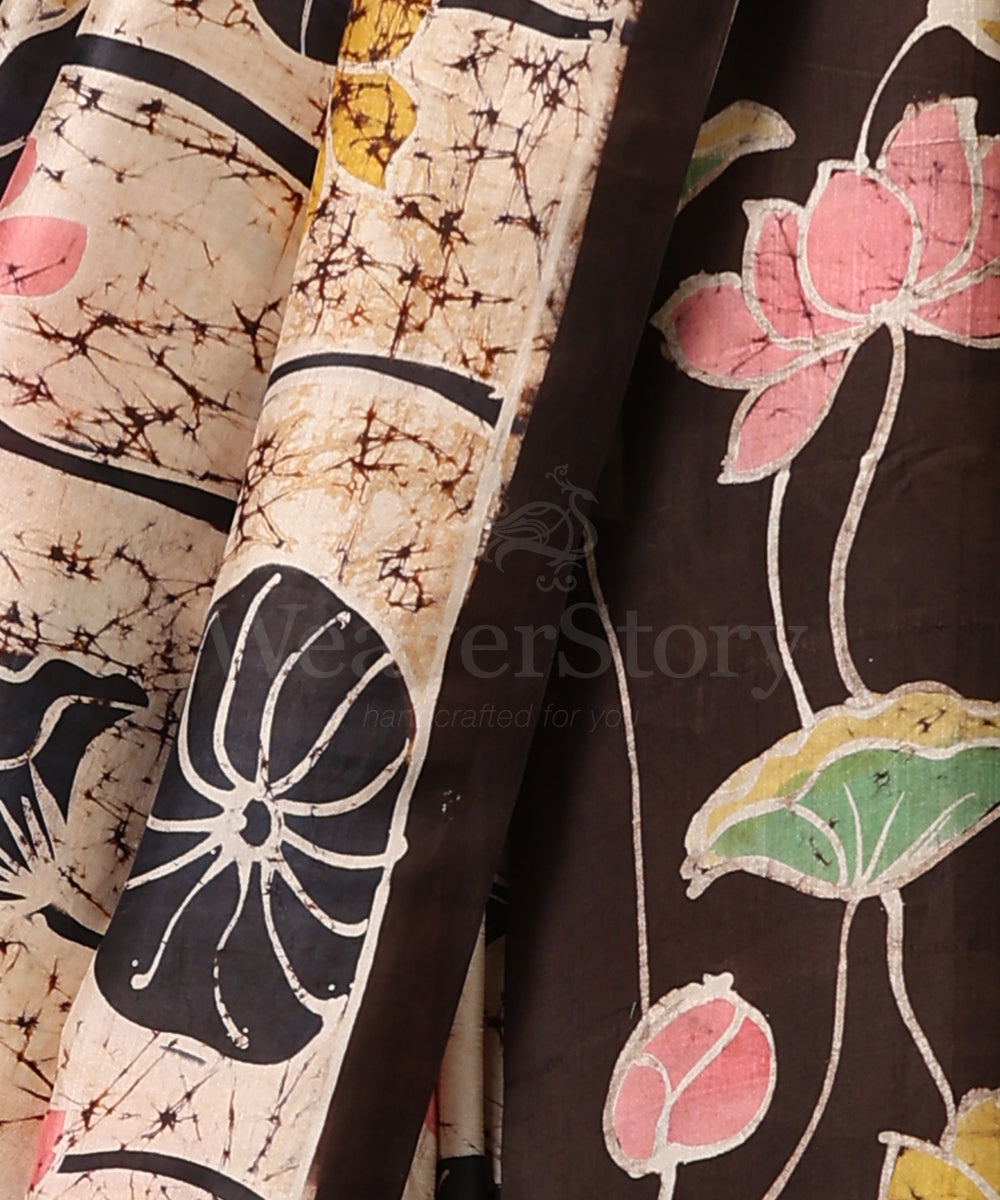 Handloom_Black_And_Offwhite_Hand_Batik_Mulberry_Silk_Saree_With_Lotus_Motifs_On_Allover_Saree_WeaverStory_04