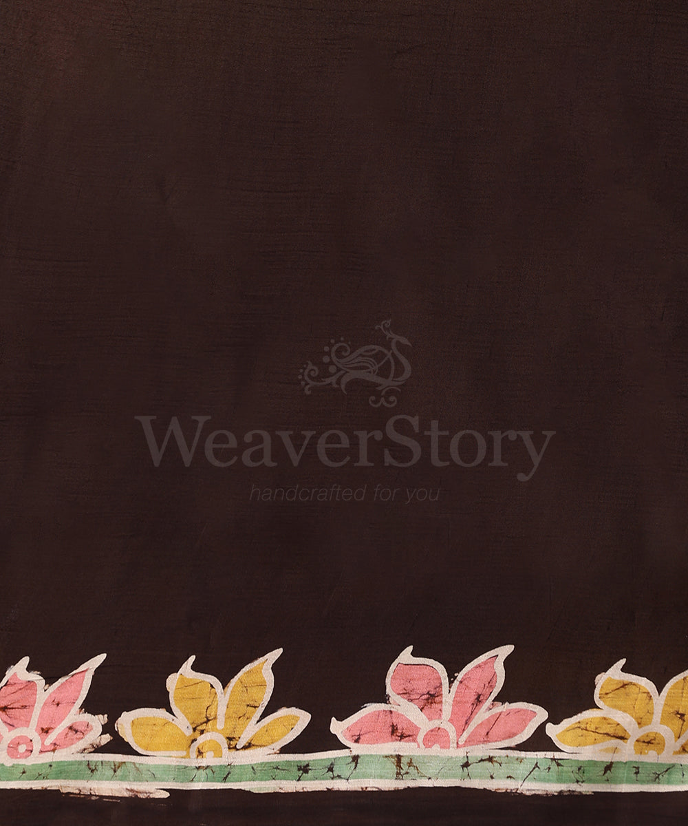 Handloom_Black_And_Offwhite_Hand_Batik_Mulberry_Silk_Saree_With_Lotus_Motifs_On_Allover_Saree_WeaverStory_06