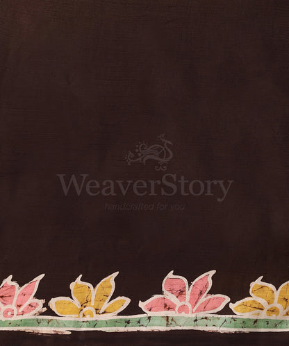 Handloom_Black_And_Offwhite_Hand_Batik_Mulberry_Silk_Saree_With_Lotus_Motifs_On_Allover_Saree_WeaverStory_06