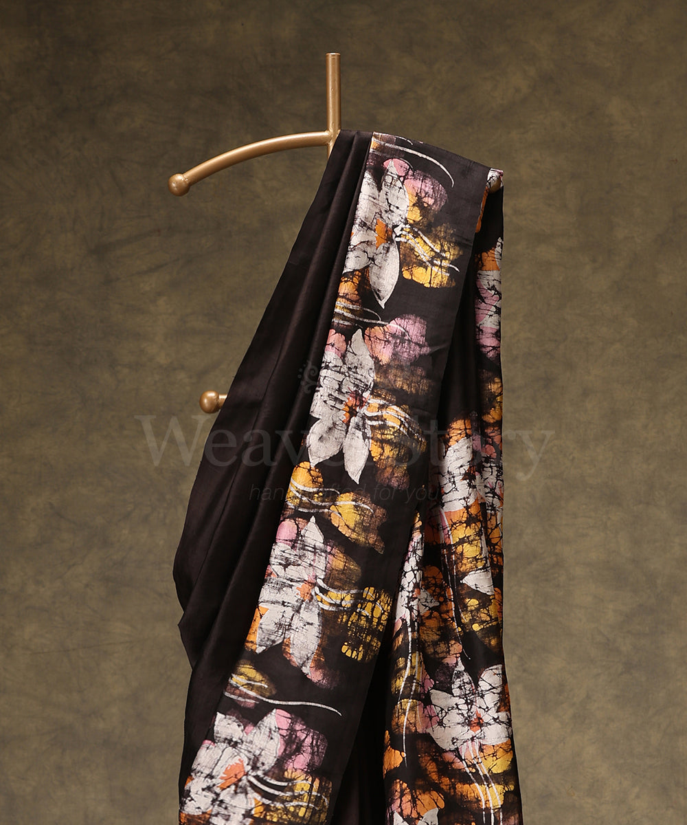 Handloom_Black_And_Offwhite_Hand_Batik_Mulberry_Silk_Saree_Lotus_Motifs_On_Border_And_Pallu_WeaverStory_02