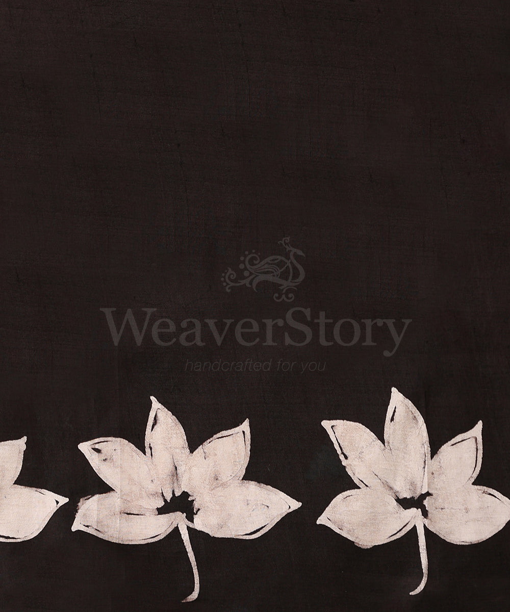 Handloom_Black_And_Offwhite_Hand_Batik_Mulberry_Silk_Saree_Lotus_Motifs_On_Border_And_Pallu_WeaverStory_06