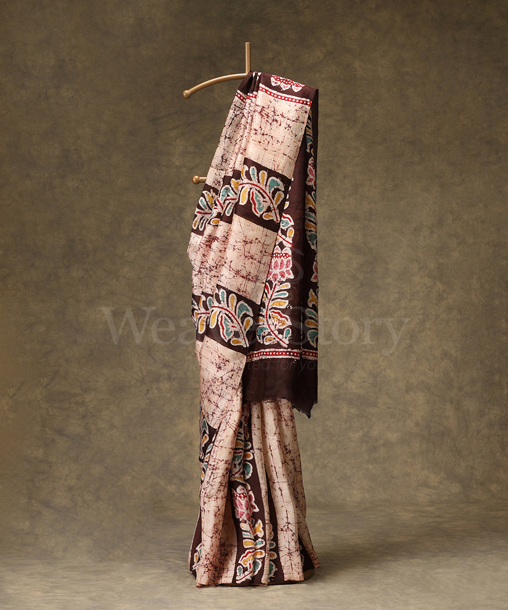 Handloom_Peach_And_Brown_Hand_Batik_Mulberry_Silk_Saree_With_Lotus_Motifs_On_Pallu_WeaverStory_01