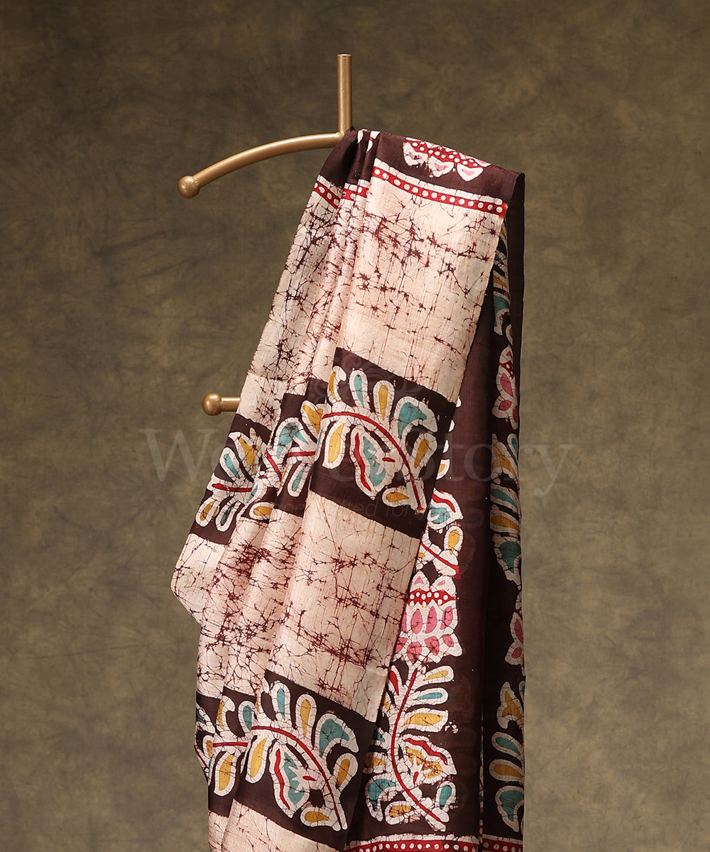 Handloom_Peach_And_Brown_Hand_Batik_Mulberry_Silk_Saree_With_Lotus_Motifs_On_Pallu_WeaverStory_02