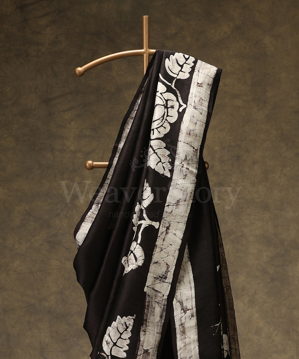 Handloom_Black_Hand_Batik_Mulberry_Silk_Saree_With_White_Border_And_Leaf_Motifs_WeaverStory_02